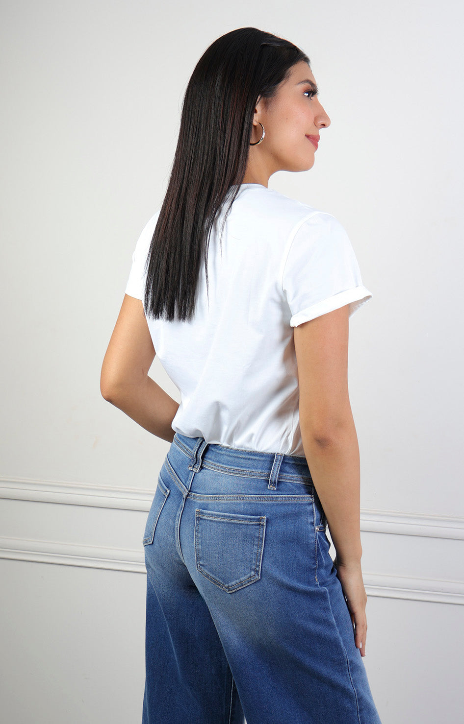 Blusa regular Boutiquemirel con detalles dorados y botones delanteros