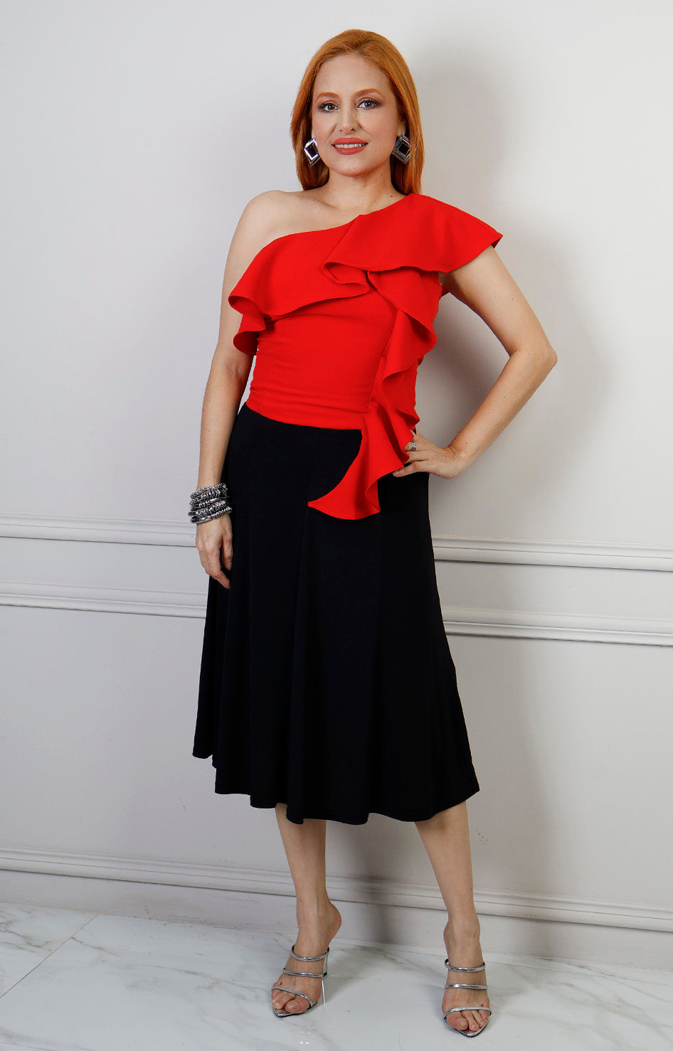 Falda midi regular de Boutiquemirel con pretina elástica en color neutro, vista frontal mostrando el diseño y la tela.