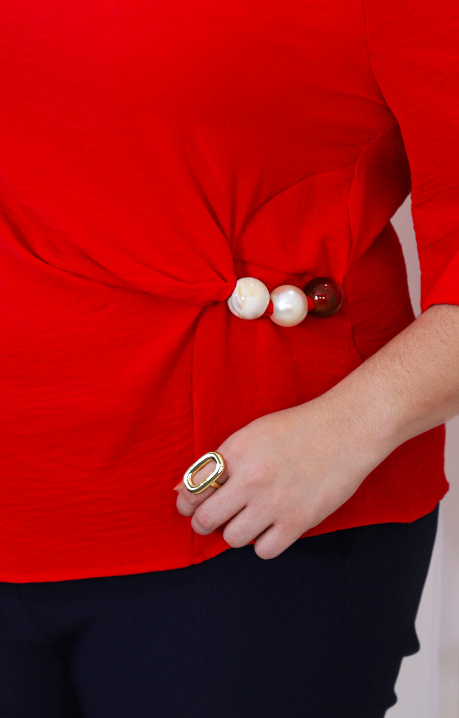 Blusa con broche lateral