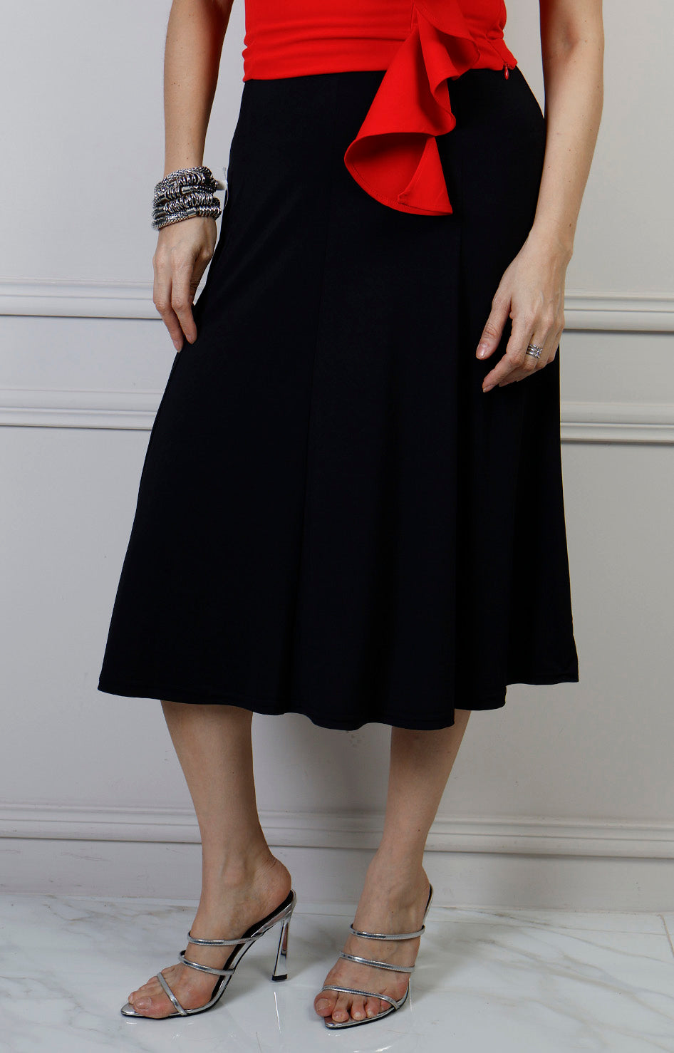 Falda midi regular con pretina elástica de la marca Boutiquemirel, vista frontal en color neutro