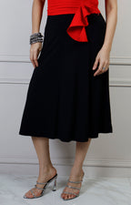 Falda midi regular con pretina elástica de la marca Boutiquemirel, vista frontal en color neutro