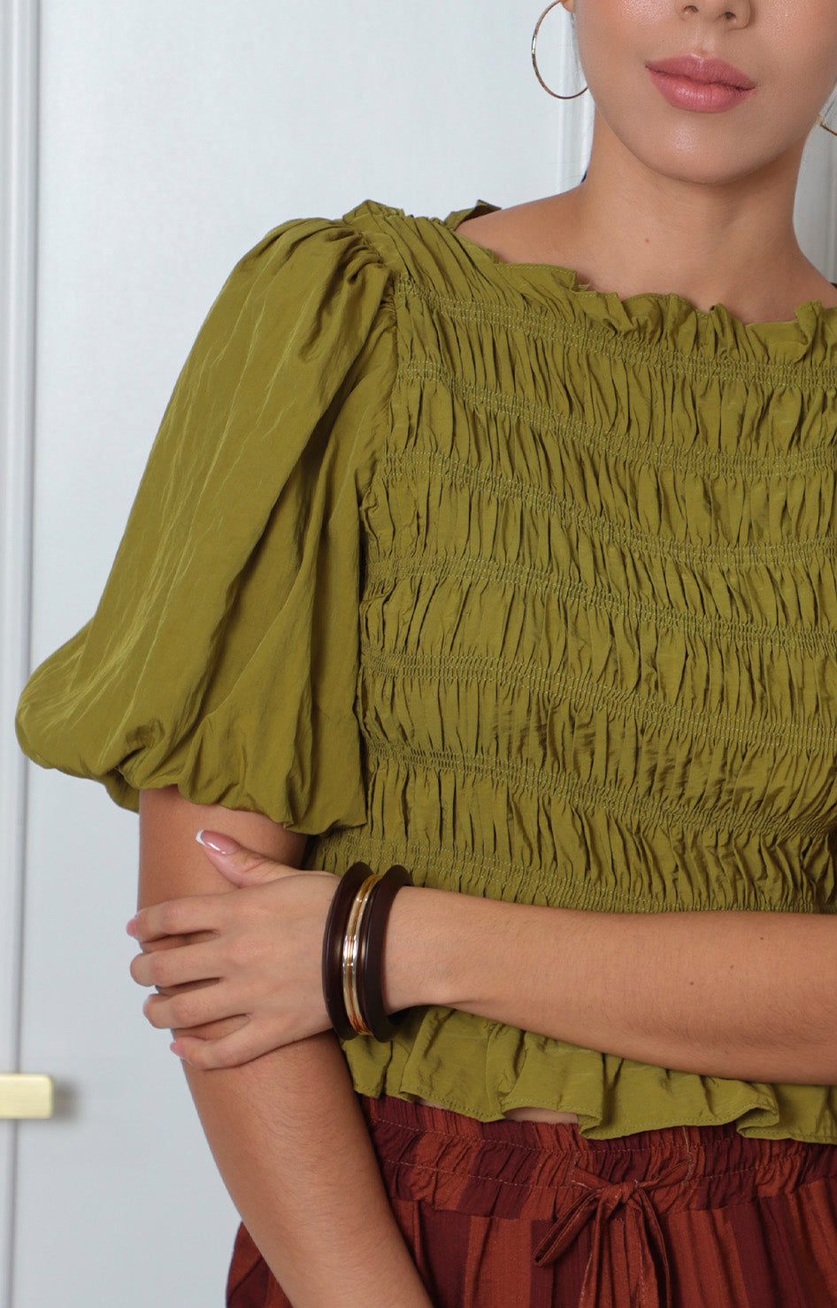 Blusa verde con mangas globo fruncida