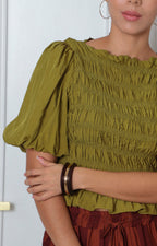 Blusa verde con mangas globo fruncida