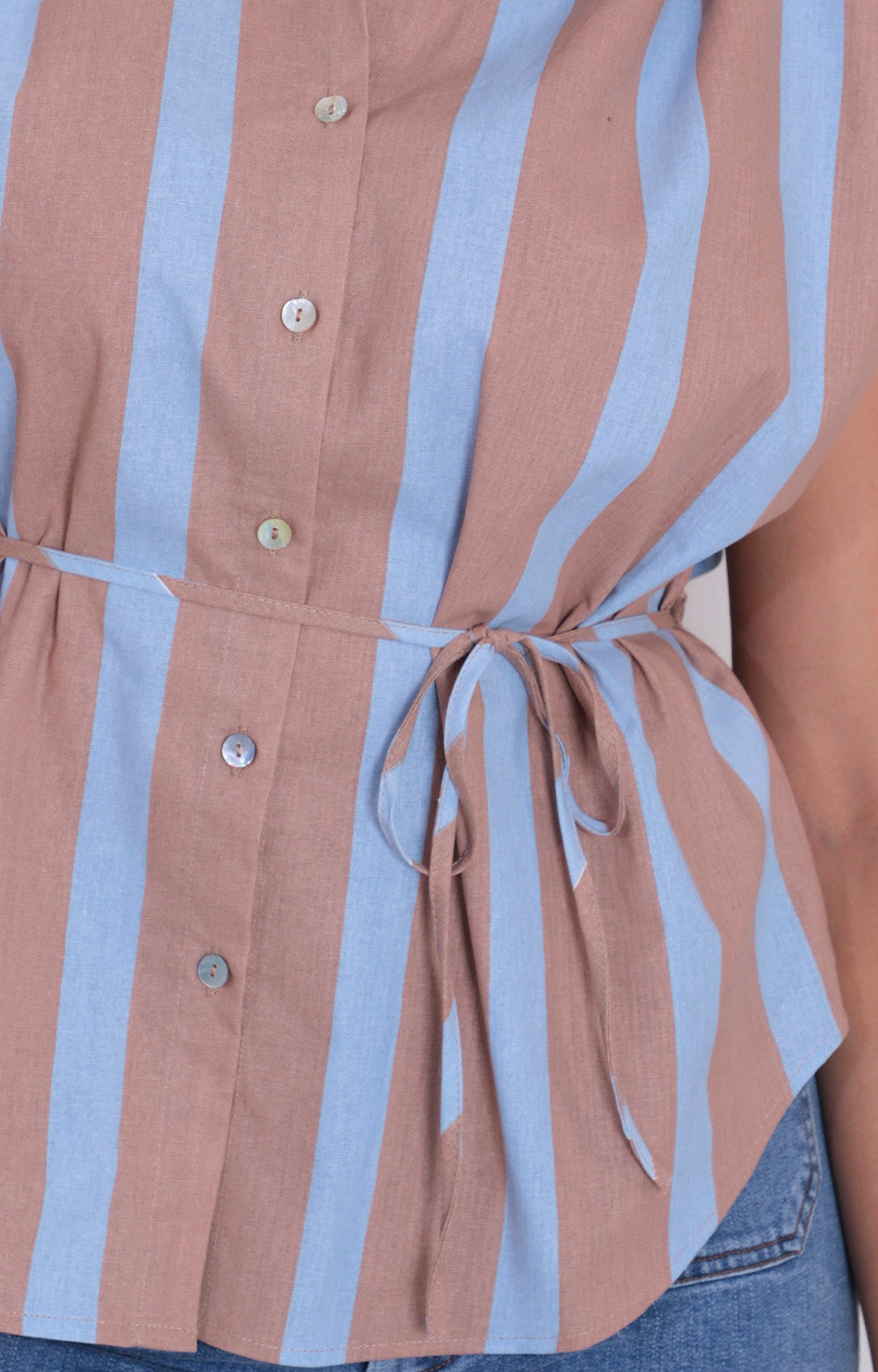 Blusa beige de rayas con lazo