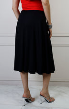 Falda midi regular de Boutiquemirel con pretina elástica en color neutro, mostrando su diseño elegante y cómodo.