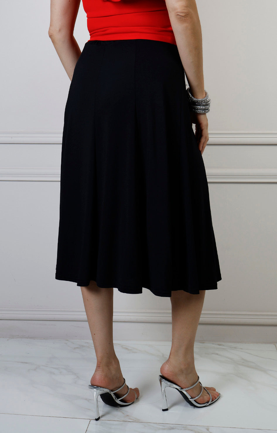 Falda midi regular de Boutiquemirel con pretina elástica en color neutro, mostrando su diseño elegante y cómodo.