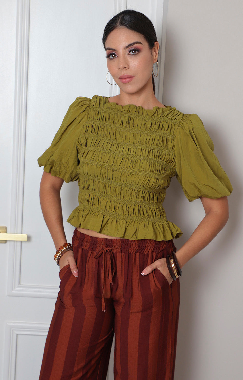 Blusa verde con mangas globo fruncida