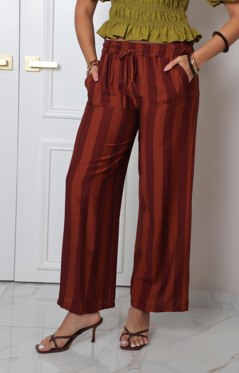 Pantalón de rayas con cordón ajustable