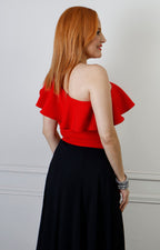 Blusa roja asimétrica con olanes de la marca Boutiquemirel, estilo regular y diseño elegante con detalles en la parte superior.
