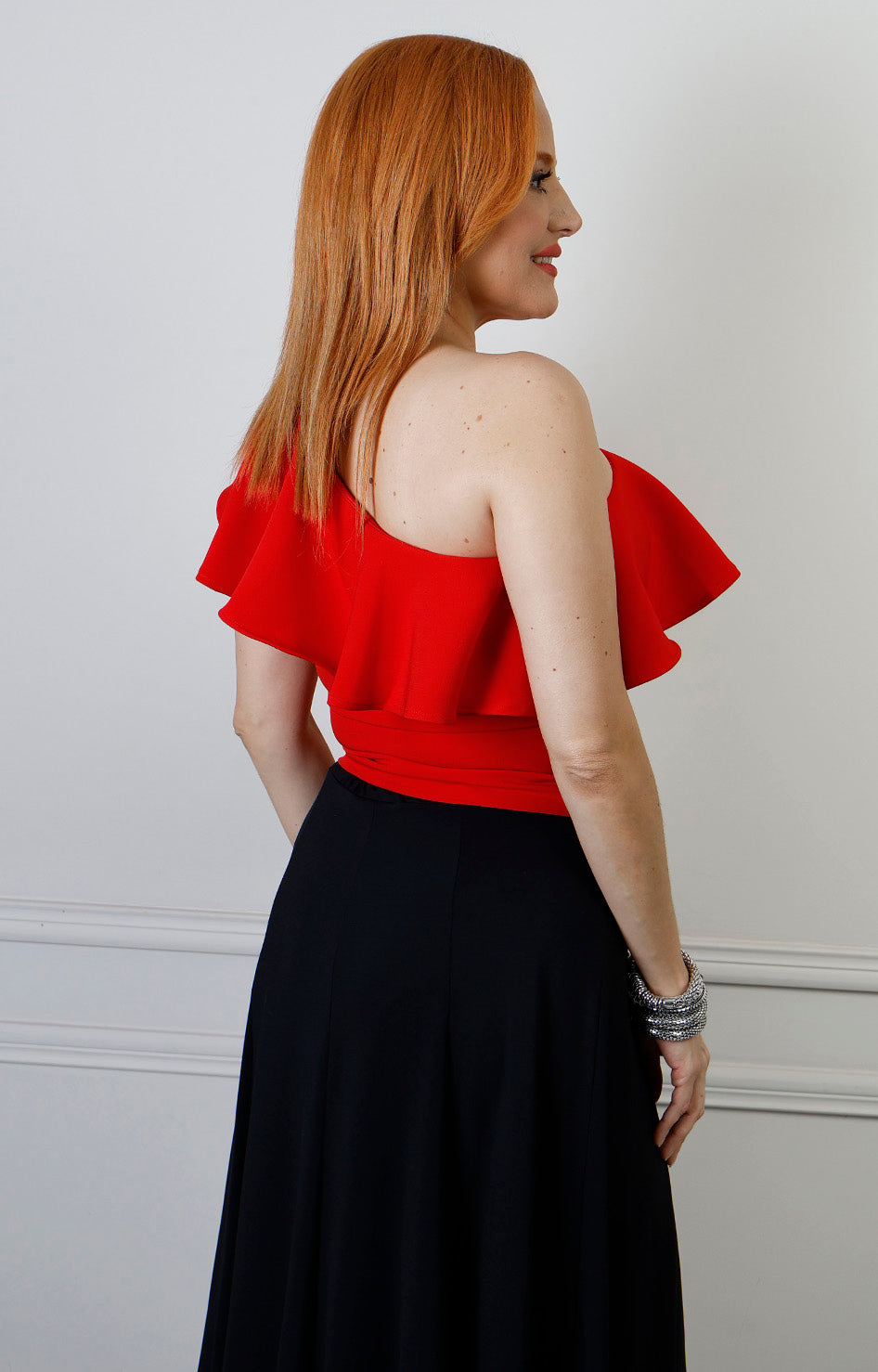 Blusa roja asimétrica con olanes de la marca Boutiquemirel, estilo regular y diseño elegante con detalles en la parte superior.