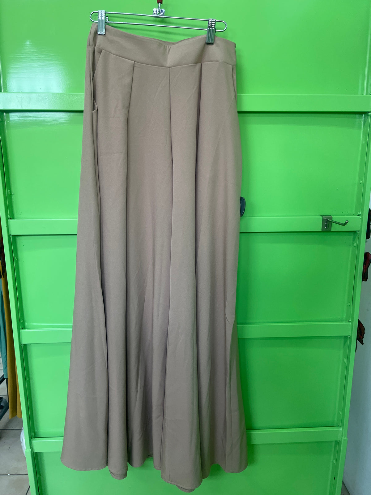 Pantalón ancho regular de la marca Boutiquemirel, con corte cómodo y tejido suave, en color neutro.