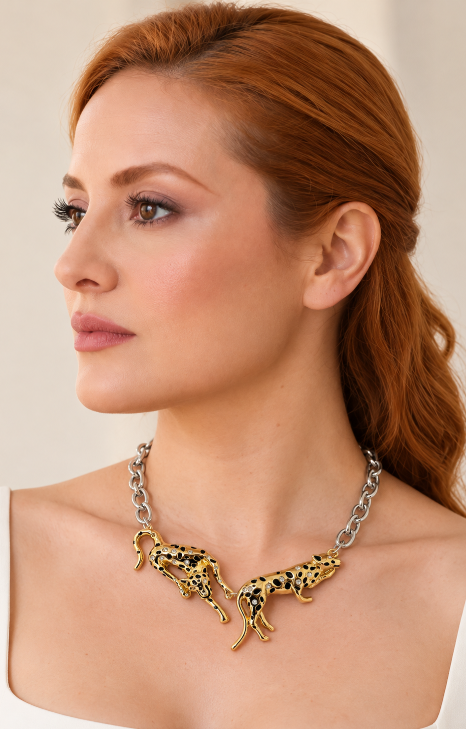 Collar con dije de leopardos Boutiquemirel, diseño de chapa elegante y detalle animal visible