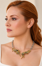 Collar con dije de leopardos Boutiquemirel, diseño de chapa elegante y detalle animal visible