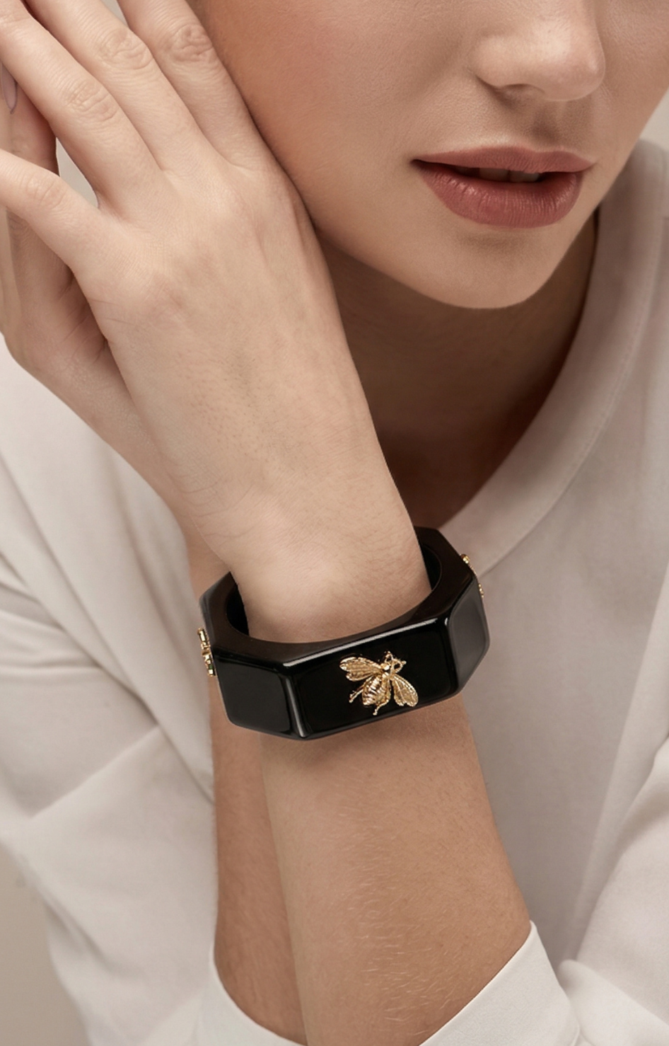 PulserA Negra Acrílica con Abeja Dorada - PULSERA Boutiquemirel 
