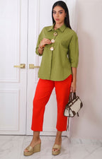 Blusa camisera verde con botones decorativos
