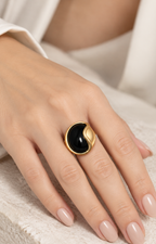 Anillo dorado con piedra negra