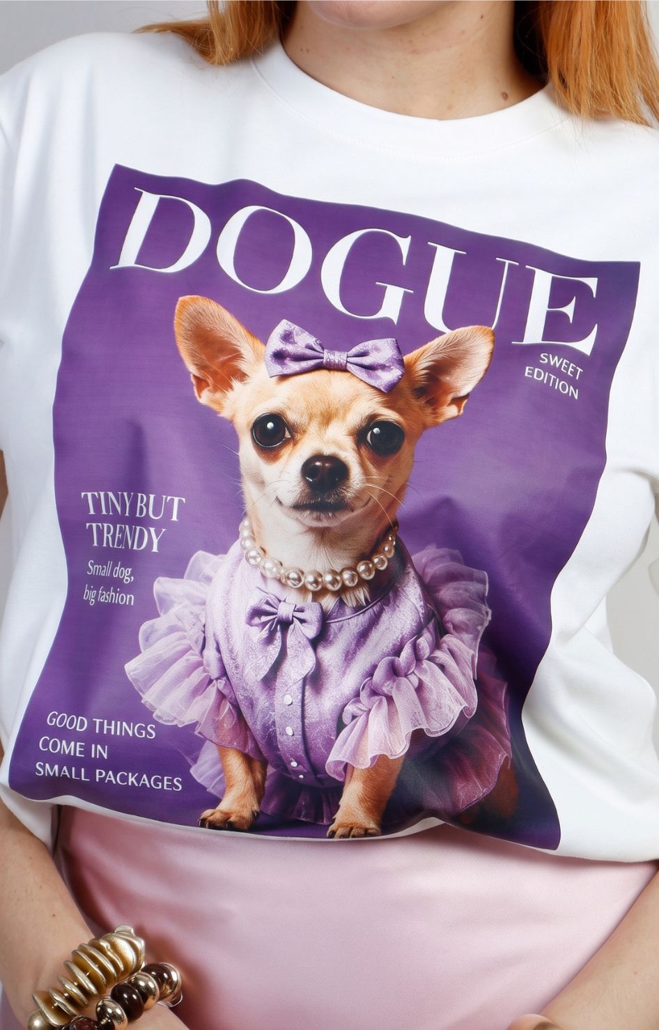 Playera blanca con estampado de Boutiquemirel, blusa regular de manga corta y diseño moderno, en color blanco con detalles estampados.