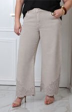 Pantalón beige con bordado floral