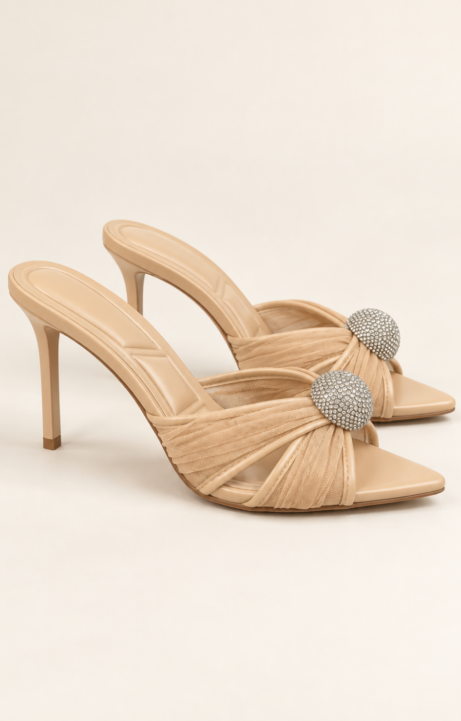 Sandalias de tacón beige con cristales