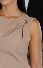 Blusa fruncida sin manga con detalle dorado