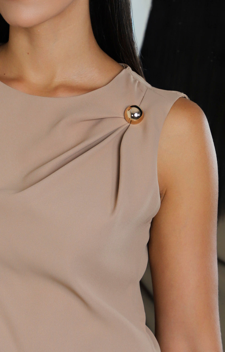 Blusa fruncida sin manga con detalle dorado