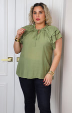 Blusa con olanes y lazo en el cuello
