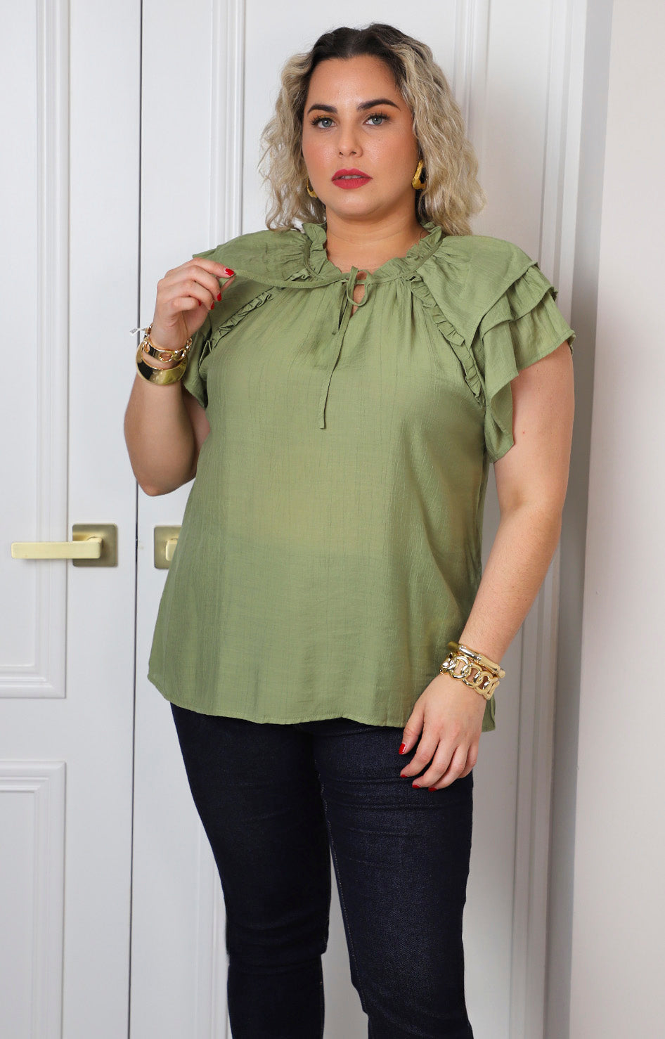 Blusa con olanes y lazo en el cuello