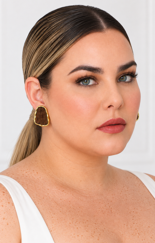 Aretes botón de Boutiquemirel con piedra café, pequeños y elegantes, con diseño redondo y acabado brillante.