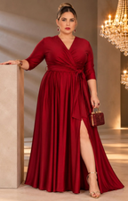 Vestido largo cruzado con cinturón de la marca Boutiquemirel, muestra el diseño elegante y ajustado en color neutro.