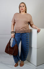 Blusa curvy Boutiquemirel con detalles de encaje en la parte superior y manga larga, de tela suave y elegante.