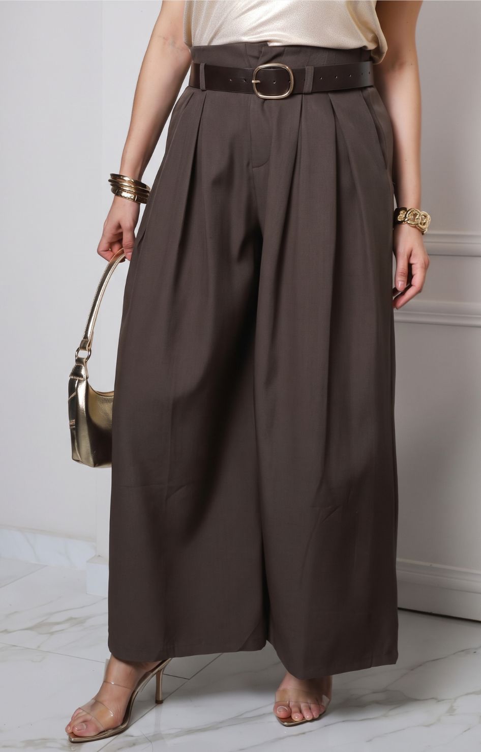 Pantalón plisado de pierna ancha con cinturón