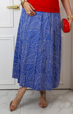 Falda azul con estampado de hojas