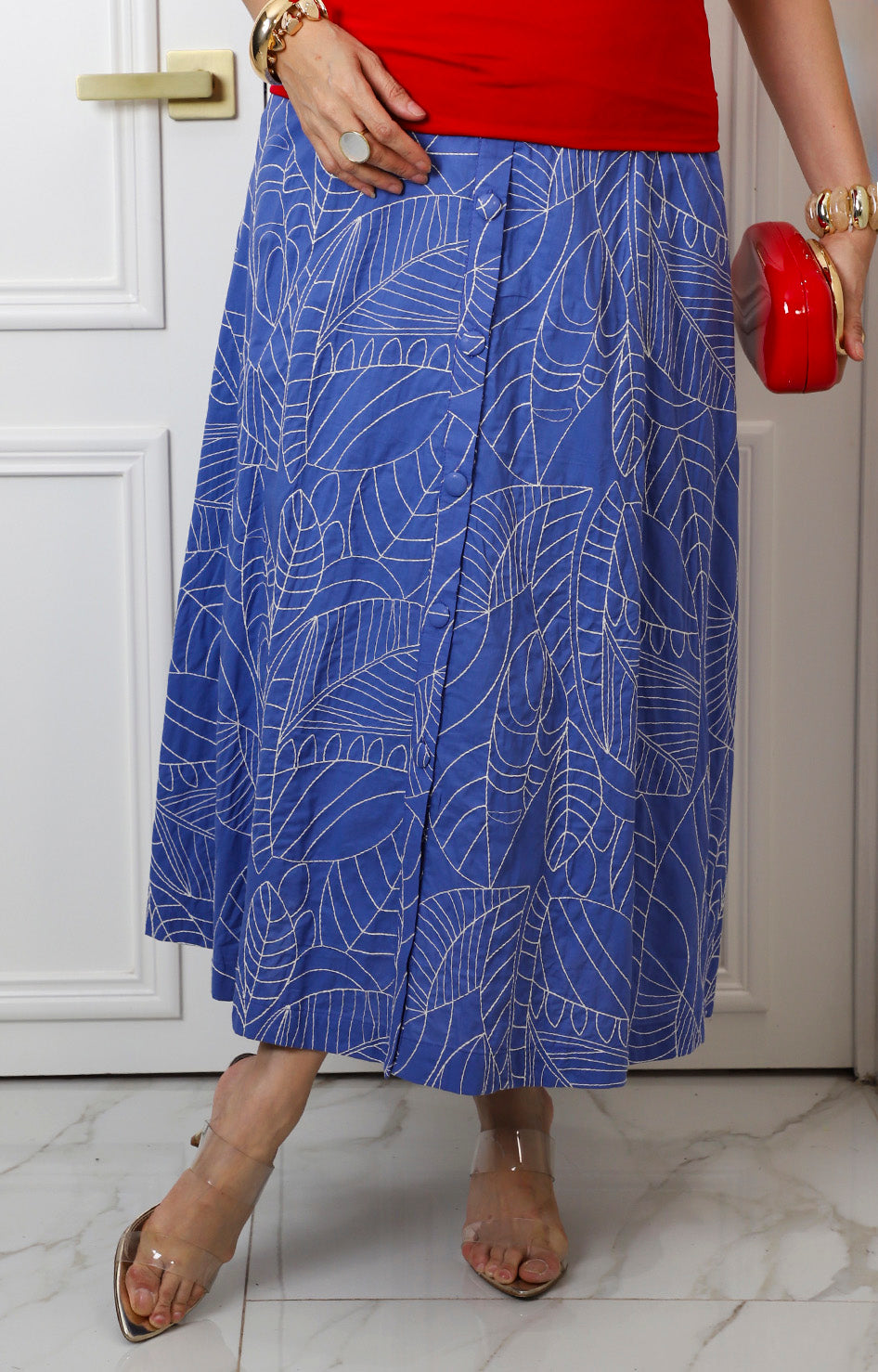 Falda azul con estampado de hojas
