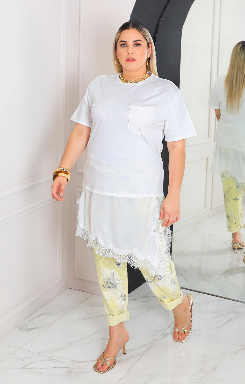 Blusa asímetrica con encaje