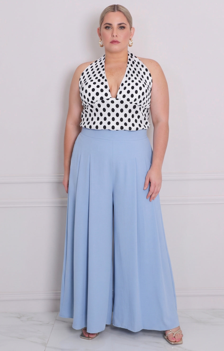 Pantalón amplio de corte curvy de la marca Boutiquemirel, en color neutro, mostrando su diseño de pierna recta y cómodo.