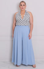 Pantalón amplio de corte curvy de la marca Boutiquemirel, en color neutro, mostrando su diseño de pierna recta y cómodo.