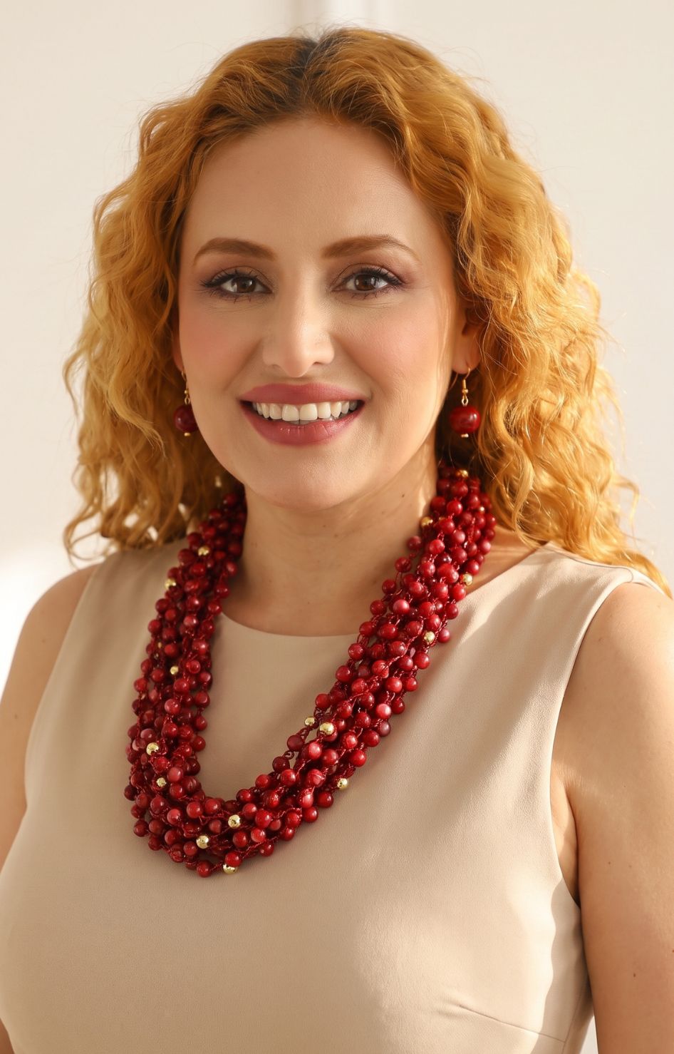 Set de collar rojo multicapa con aretes