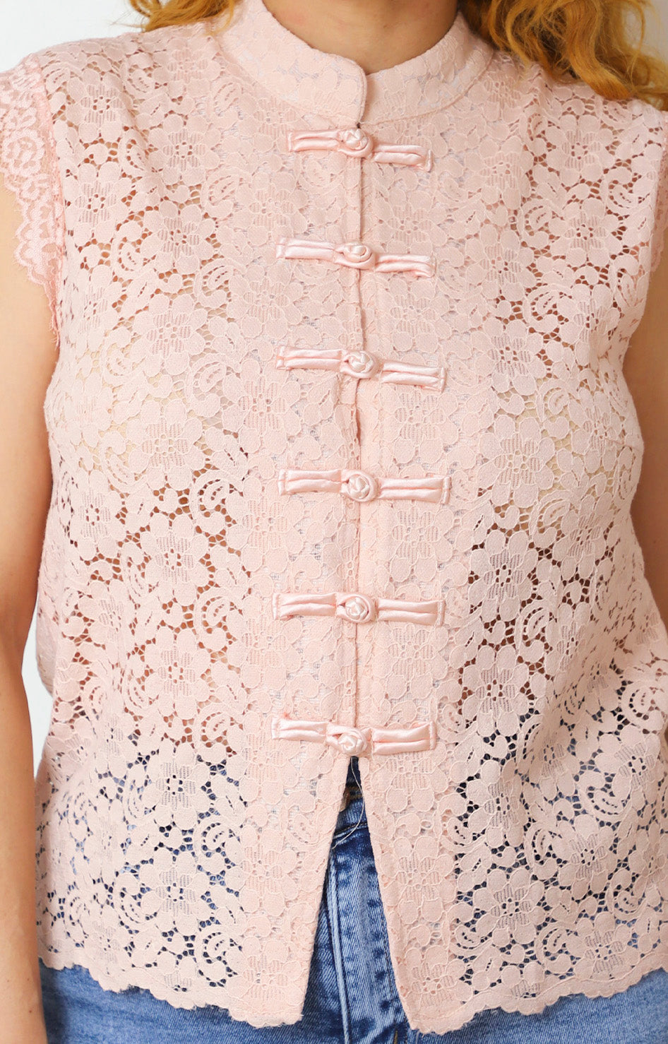 Blusa de encaje con broches orientales