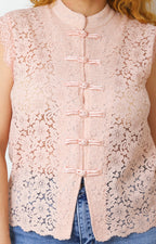 Blusa de encaje con broches orientales