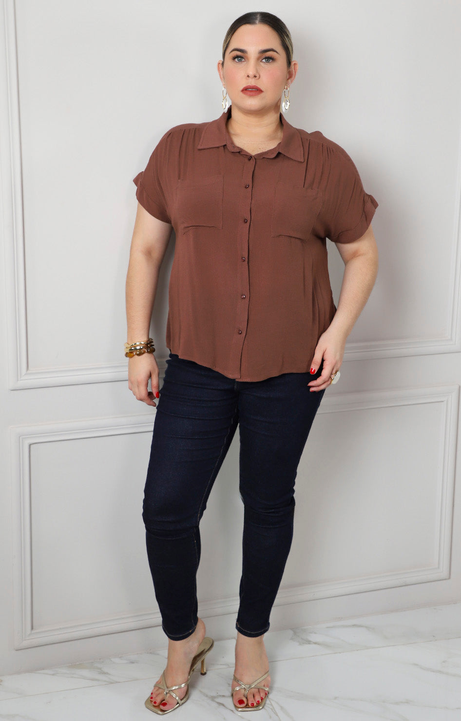 Blusa café con bolsillos frontales