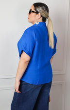 Blusa azul rey con cuello y manga corta