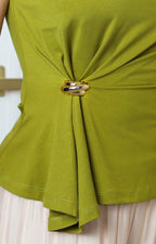 Blusa verde fruncida con detalle dorado