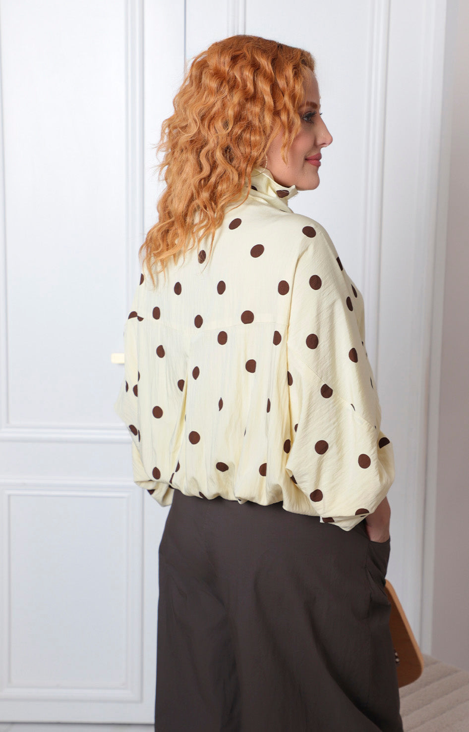 Chamarra beige con estampado de puntos de las blusas regulares de Boutiquemirel, tela ligera y diseño elegante.