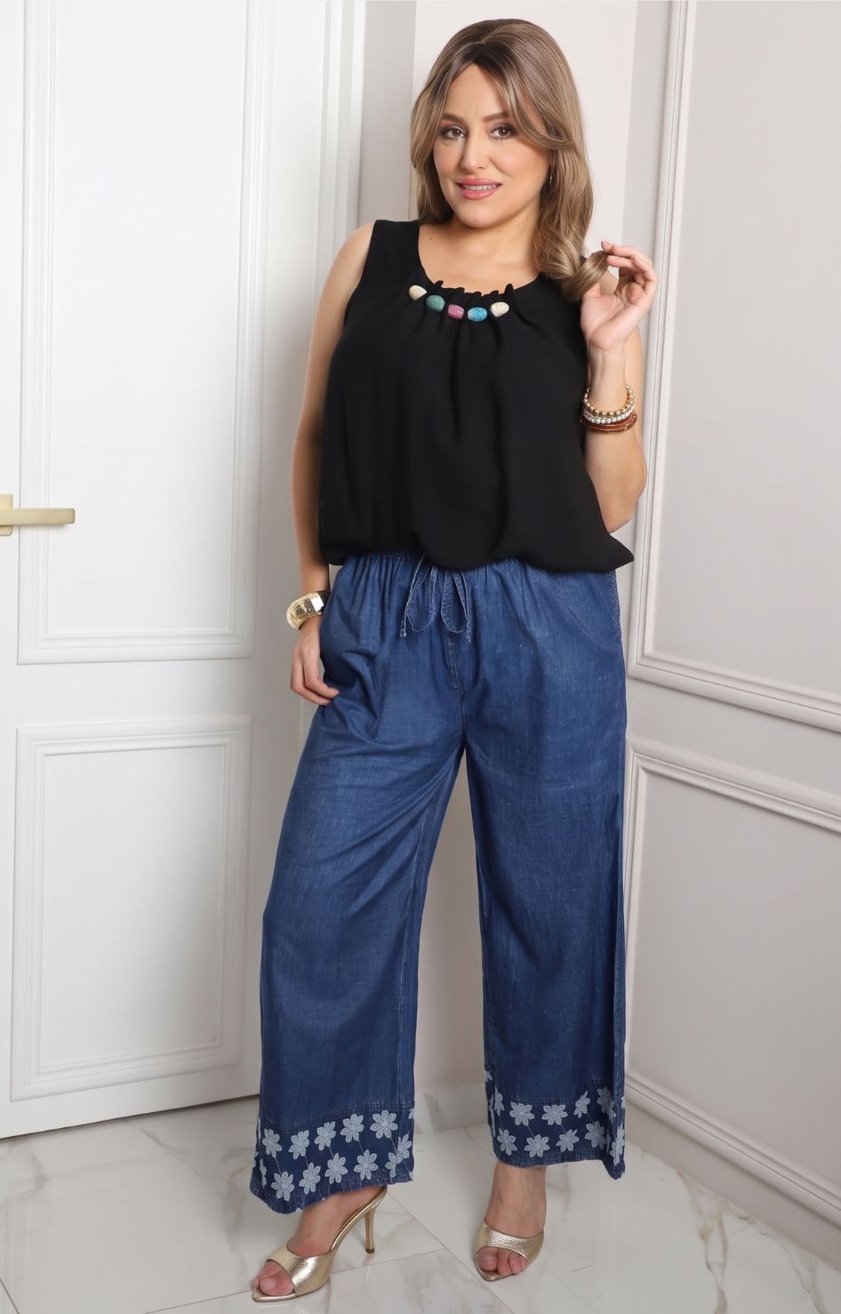 Pantalón ancho de mezclilla con bordado floral