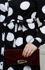 Vestido largo con cinturón y estampado de puntos