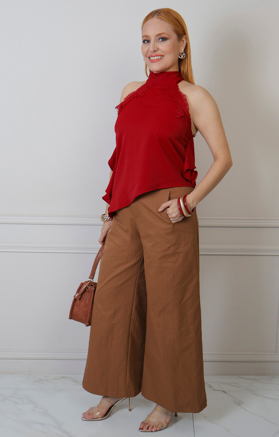 Blusa halter de encaje Boutiquemirel en diseño regular, vista frontal.