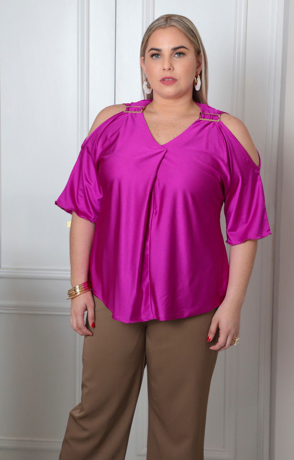 Blusa con hebillas y mangas campana