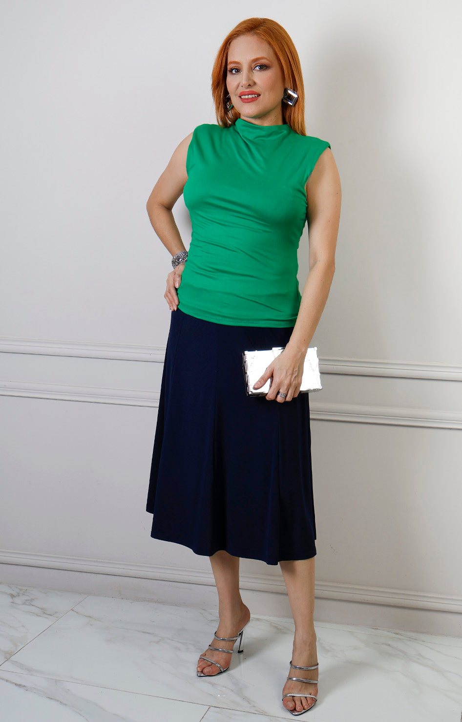 Blusa sin manga con cuello drapeado de la marca Boutiquemirel, estilo regular, en color neutro y tejido suave.