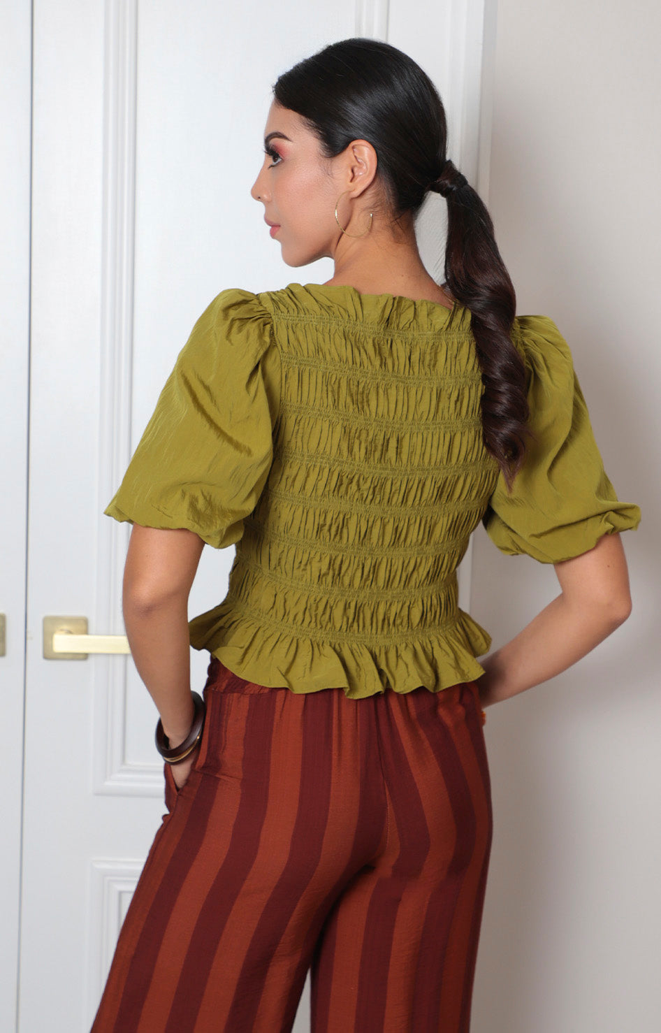 Blusa verde con mangas globo fruncida