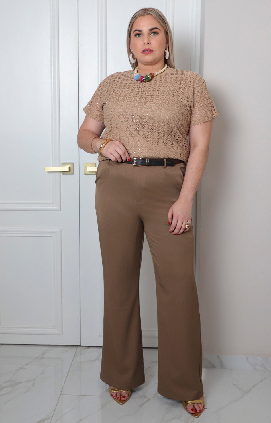 Pantalón curvy Boutiquemirel de tiro alto con cinturón incorporado